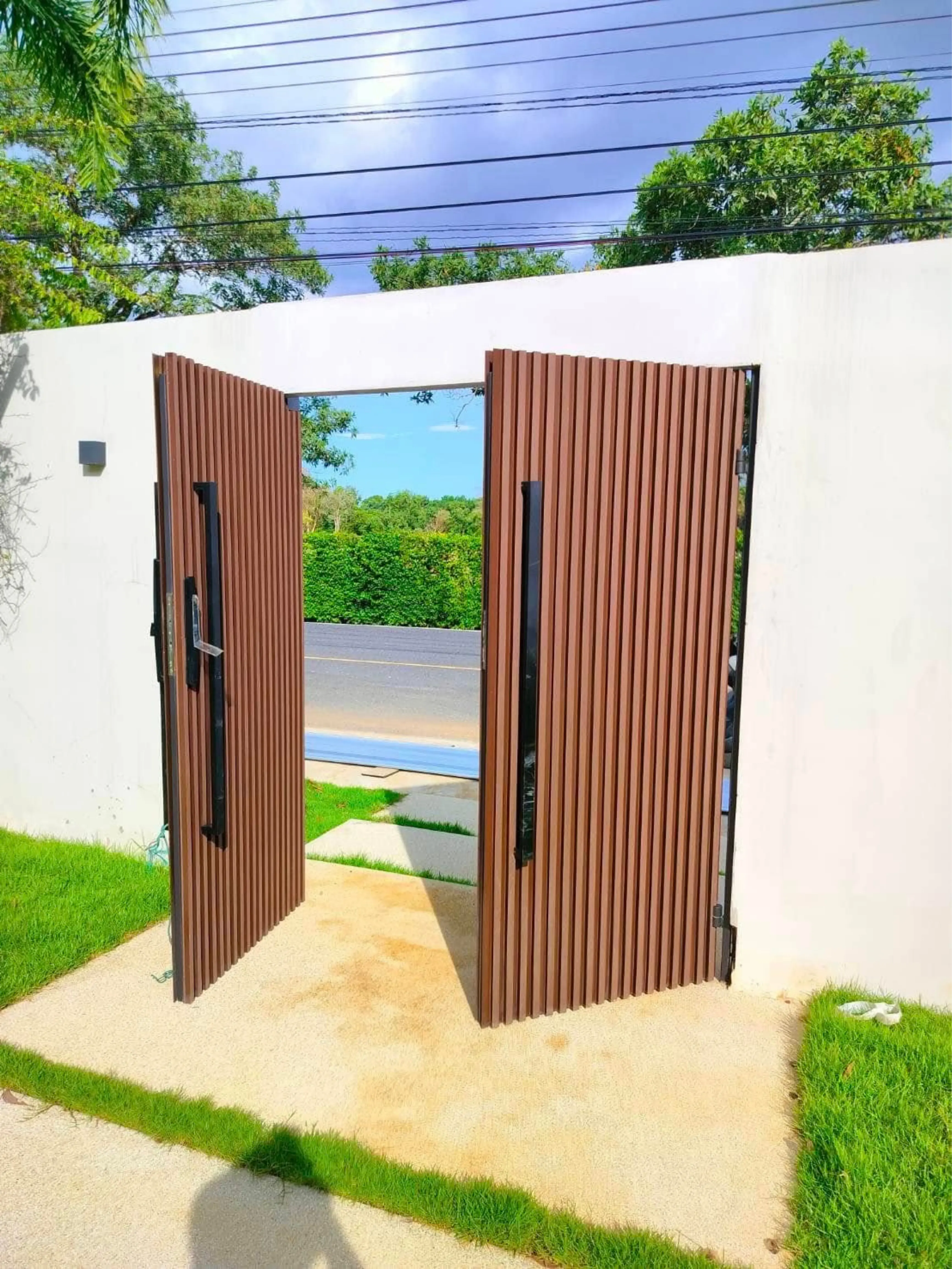 Automatic gate motor installation