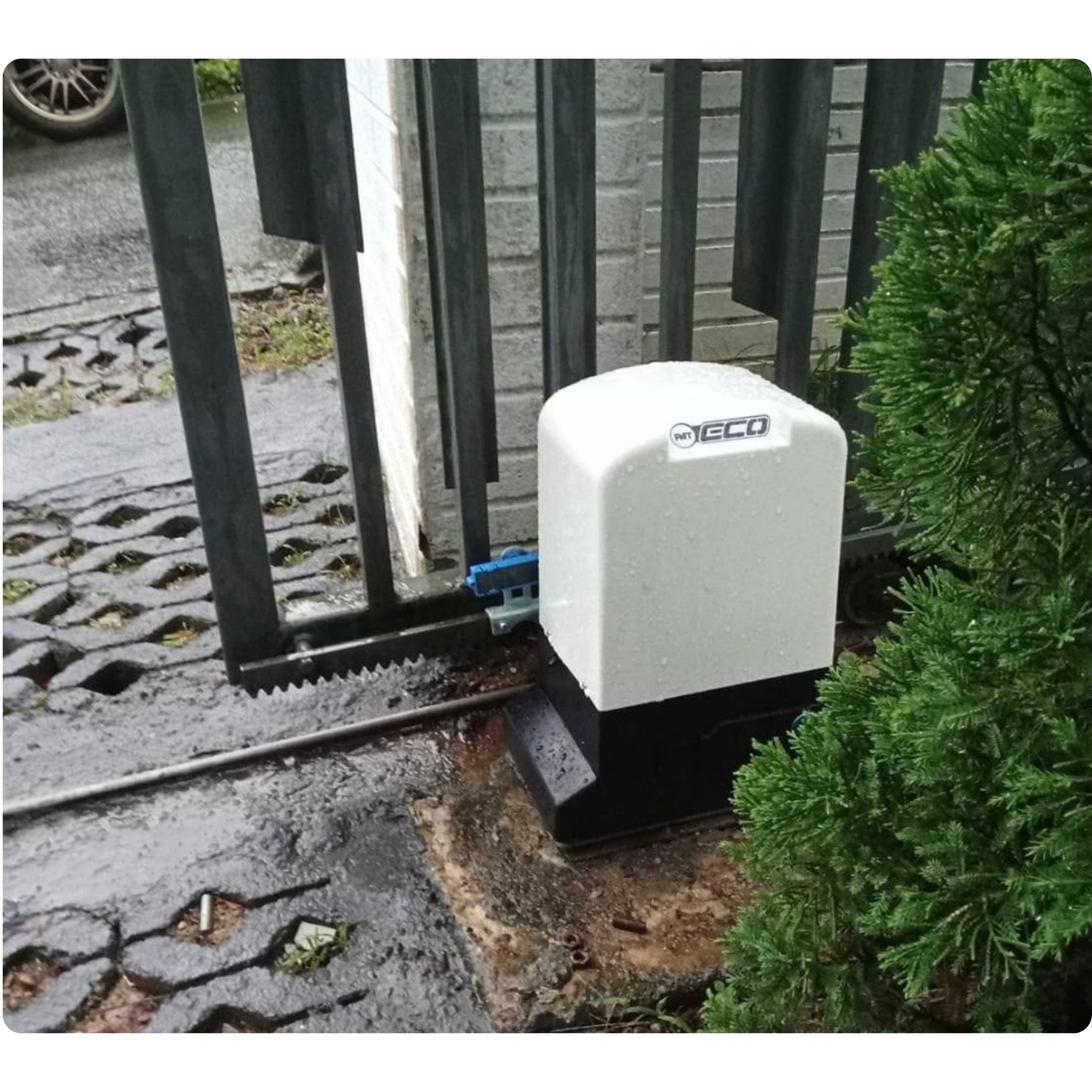Sliding gate automation installation